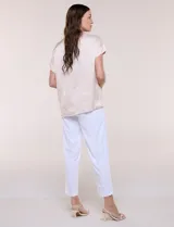 Blusa azul marino de silueta relajada confeccionada en satén, con escote redondo, hombros caídos y mangas cortas de corte japonés con puño doblado.