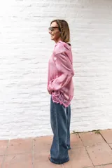 Camisa de seda color rosado con cuello clásico, manga larga y detalle de encaje en el ruedo.