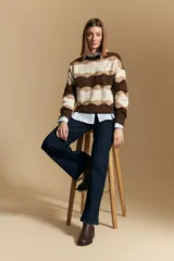 Sweater de tejido tramado con diseño de bloques ondulados en tonos tierra. Presenta cuello redondo, mangas largas y un calce relajado.