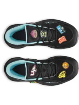 Championes de básquetbol Under Armour modelo GS Jet 25, color negro con detalles en celeste. Presentan un diseño de corte medio con parches extraíbles con velcro, entresuela Micro G para mayor amortiguación y suela de goma resistente para un mejor agarre en la cancha.