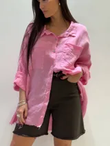 Bermuda color borgoña de gabardina elastizada, corte a la rodilla, con cinto fino con tachas y detalles de flecos en el ruedo.