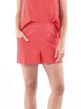 Short de tiro medio con cintura elástica, bolsillos laterales amplios y corte recto.