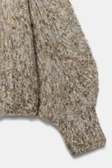 Jersey de punto con textura peluda, cuello redondo y mangas largas abullonadas con puños ajustados.