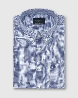 Camisa de manga larga de algodón en color rosado, con fit regular, cuello abotonado y un bolsillo aplicado en el pecho.