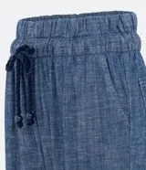 Pantalón jogger de jeans azul con cintura elástica y lazo.