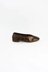 Mocasines de cuero metalizado en tono gris oscuro, con diseño de punta cuadrada y costura central en la capellada.