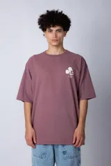 Remera negra de corte oversize confeccionada en algodón pesado, con estampa pequeña de Mickey Mouse en el pecho y diseño gráfico en la espalda.