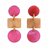 Caravanas colgantes de resina formadas por un círculo superior, un rectángulo central y un círculo inferior, unidos por argollas en tonos fucsia, rojo y beige marmolado.