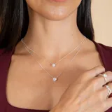Conjunto de dos collares con dije punto de luz en plata 925 y circonia, con cadena de eslabones finos.