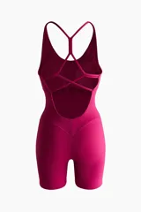 Mono corto deportivo de corte ajustado, color fucsia, con escote redondo, breteles finos cruzados en la espalda y soutien integrado con relleno extraíble.
