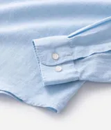 Camisa comfort de manga larga y cuello inglés, confeccionada en mezcla de lino y algodón. Presenta un diseño básico sin estampa con cierre frontal de botones.
