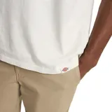 Remera blanca de manga corta Dickies, con cuello redondo y pequeño logo estampado en el pecho.