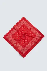 Bandana cuadrada de algodón con estampado paisley clásico en tonos azules.