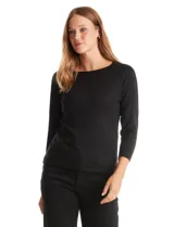 Buzo de tejido fino color beige, con cuello redondo, mangas tres cuartos y diseño raglán.