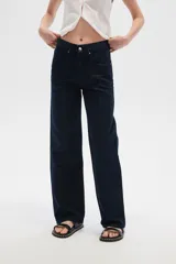 Pantalon de jean recto de tiro alto con acabado brillante tipo glitter.