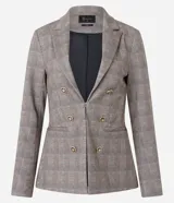 Blazer femenino de corte acinturado confeccionado en tejido punto roma con estampado de cuadros. Presenta solapas estructuradas, cierre frontal de doble botonadura, mangas con botones decorativos y recortes traseros.