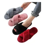 Pantuflas de estar por casa con diseño de bandas cruzadas, confeccionadas en material sintético de pelo largo y suave. Poseen suela de goma con plantilla acolchada.
