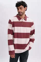 Sudadera de manga larga con diseño de rayas anchas horizontales en tonos bordó y beige, cuello polo y cierre frontal parcial con botones.