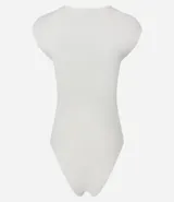 Body femenino color blanco tiza, de manga corta con hombros marcados (sisa desplazada) y cuello redondo. Confeccionado en poliamida y elastano.