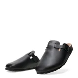 Zuecos de estilo mule color negro, con capellada de cuero sintético, tira ajustable con hebilla lateral y suela de corcho con base de goma antideslizante.