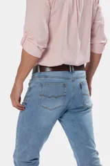 Pantalón de jean skinny celeste con spandex, tiro medio y corte ajustado.