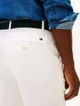 Pantalón corto tipo bermuda color blanco de Tommy Hilfiger, confeccionado en sarga de algodón y elastano. Cuenta con diseño de cuatro bolsillos, cierre de botón con cremallera y cinturón de tejido a contraste incluido.