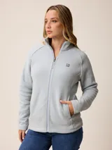 Campera de polar con cierre frontal completo, cuello alto y bolsillos laterales. Presenta un pequeño logo bordado en el pecho.