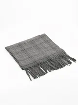 Bufanda tipo pashmina de tejido suave, color gris con diseño de cuadros en tonos oscuros y líneas finas en rosa. Presenta terminaciones con flecos en los extremos.