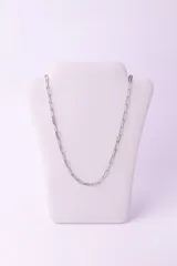 Gargantilla plateada de acero quirúrgico con eslabones rectangulares.