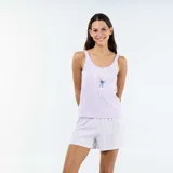 Pijama corto de dos piezas color lila, compuesto por una musculosa con estampado de Stitch y un short con diseño de rayas sutiles.