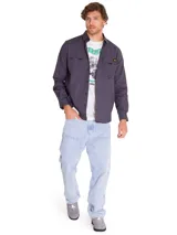 Camisa de manga larga Caterpillar, modelo Utility L/S Shirt, color gris oscuro. Cuenta con cierre frontal de botones, tres bolsillos de carga en el pecho con solapa y etiqueta con el logo de la marca.