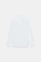 Camisa de manga larga color marrón oscuro, con cuello solapa, escote pico pronunciado y bajo asimétrico redondeado.