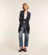 Cardigan alargado de punto color gris, con abertura frontal y bolsillos laterales.