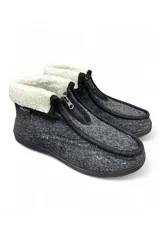 Pantuflas cerradas color gris oscuro, con cierre frontal y cuello vuelto de corderito sintético blanco.