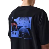 Remera negra de manga corta con estampado frontal con el texto "Former" en color rojo y azul.