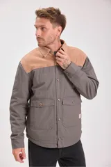 Cazadora acolchada con interior de piel sintética, color gris y beige, con cuello clásico, cierre con botones a presión y bolsillos laterales.