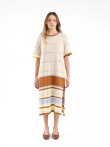 Vestido midi de punto de manga corta con detalles calados y diseño de rayas horizontales tricolor en la parte inferior. Presenta cuello redondo y logo bordado en el pecho.