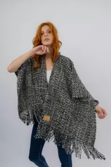 Ruana artesanal jaspeada en negro y crudo, tejida en telar manual con hilado mecha.