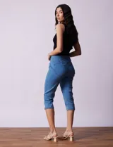 Jegging capri de algodón color azul denim, marca Erika. Tiene pretina elastizada, bolsillos delanteros simulados y bolsillos traseros aplicados.
