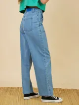 Pantalón jean celeste de corte recto, con cintura alta y bolsillos frontales tipo parche.