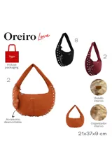 Cartera tipo hobo de gamuza color bordó, con diseño de media luna, decorada con tachas metálicas plateadas en los bordes y un dije colgante en forma de corazón con tachas. Cuenta con cierre superior y logo de la marca grabado en el frente.