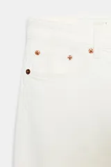 Jeans de denim azul oscuro con efecto desgastado y lavado, tiro bajo, corte bootcut y bajo flare. Presenta cinco bolsillos y cierre frontal con cremallera y botón.