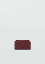 Porta documentos de diseño compacto con acabado efecto saffiano, cierre de cremallera metálica y logo de la marca en relieve en la parte frontal.