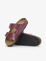 Sandalias Birkenstock Arizona color rosa metalizado con dos correas ajustables con hebillas doradas.
