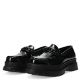 Mocasines de plataforma estilo chunky, color negro con acabado brillante. Presentan una tira decorativa sobre el empeine con detalle de cadena integrada y suela de goma dentada de gran volumen.