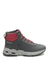 Bota de trekking Caterpillar modelo Surge Hiker, con diseño híbrido entre bota y champión. Presenta una combinación de cuero nubuck en color gris oscuro y paneles de malla técnica en color bordó. Cuenta con suela de goma robusta con tecnología SRX para mayor tracción, entresuela de EVA para amortiguación y sistema de cordones reforzado.