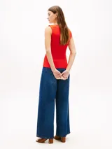 Musculosa de Tommy Hilfiger roja de corte ajustado, con diseño acanalado, cuello bote y pequeño logo bordado en el pecho.