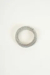 Pulsera plateada de múltiples vueltas con cuentas redondas.