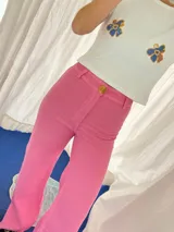 Pantalón de jean rosa de corte recto.