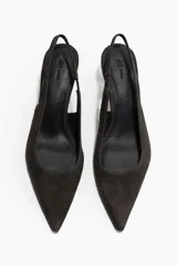 Zapatos destalonados de gamuza color gris oscuro, con punta fina, tira elástica en el talón y taco kitten fino.